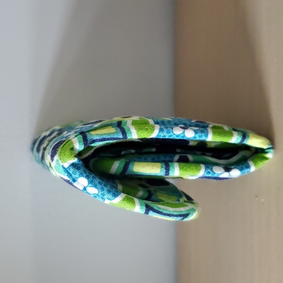 Vera Bradley Retired Daisy Daisy Quilted Floral Trifold Wallet - Picture 2 of 9